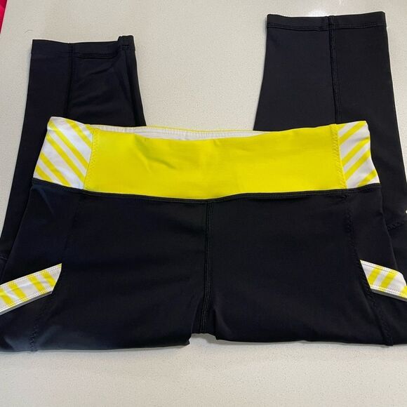 Lululemon Run Mod Moves Black cropped
Leggings size 4 - Picture 2 of 8